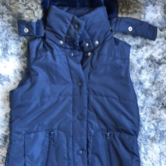 Wet Seal Navy Quilted Hooded Puffer Vest with Faux Fur Trim - Picture 2 of 6